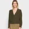 Samsøe Samsøe ETAYA CARDIGAN - Cardigan - Dark Olive 1 Samsøe Samsøe ETAYA CARDIGAN - Cardigan - Dark Olive -Samsøe Sales Store 0f2c418e0d9b4e00af15fae51c0a6b89