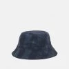 Samsøe Samsøe ANTON BUCKET HAT UNISEX - Hat - Blue Shibori -Samsøe Sales Store 4d1008b2d8d14abd94c0bbcd56b9d3ce