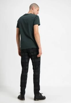 Samsøe Samsøe KRONOS - Basic T-shirt - Darkest Spruce 9 Samsøe Samsøe KRONOS - Basic T-shirt - Darkest Spruce -Samsøe Sales Store 5ec5132cc6ab4aaa8ff64c195b818c2b