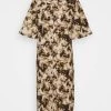 Samsøe Samsøe DEMI DRESS - Day Dress - Brown -Samsøe Sales Store 7fe9dae2e788486b93ddb746fe31011f
