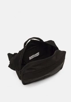 Samsøe Samsøe KAMMO CROSSBODY BAG UNISEX - Across Body Bag - Black 9 Samsøe Samsøe KAMMO CROSSBODY BAG UNISEX - Across Body Bag - Black -Samsøe Sales Store 93bd3b6126b24b0899f2a8c2aea3d1c0