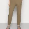 Samsøe Samsøe CARMEN TROUSERS - Tracksuit Bottoms - Covert Green -Samsøe Sales Store 94d41f5679a44994a2af7ab58df210a1