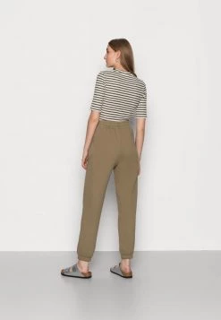 Samsøe Samsøe CARMEN TROUSERS - Tracksuit Bottoms - Covert Green -Samsøe Sales Store ae14e98c3e1e4d83a4cfaf610fbe1e9f