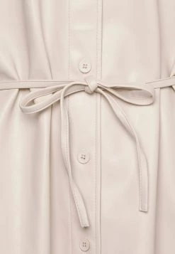 Samsøe Samsøe NOOMI SHIRT - Faux Leather Jacket - Oatmeal 7 Samsøe Samsøe NOOMI SHIRT - Faux Leather Jacket - Oatmeal -Samsøe Sales Store b4e3f823be22430fa208f063e406ee93