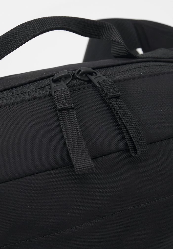 Samsøe Samsøe KAMMO CROSSBODY BAG UNISEX - Across Body Bag - Black 6 Samsøe Samsøe KAMMO CROSSBODY BAG UNISEX - Across Body Bag - Black - Image 4